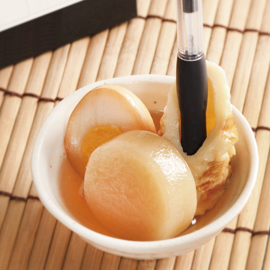 これは元祖食品サンプル屋の「一杯おでん ペン立て」のペンを挿した商品使用イメージ画像です。