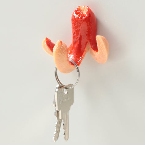 これは元祖食品サンプル屋の「マグネット タコウインナーフック 赤」の鍵をかけた商品使用イメージ画像です。