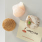 これは元祖食品サンプル屋の「マグネット 点心4種」の名刺を挟んだ商品使用イメージ画像です。