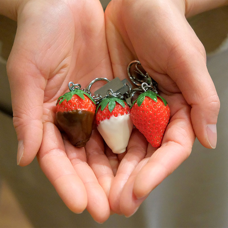 これは元祖食品サンプル屋の「キーリング イチゴ」の手にのせた商品イメージ画像です。
