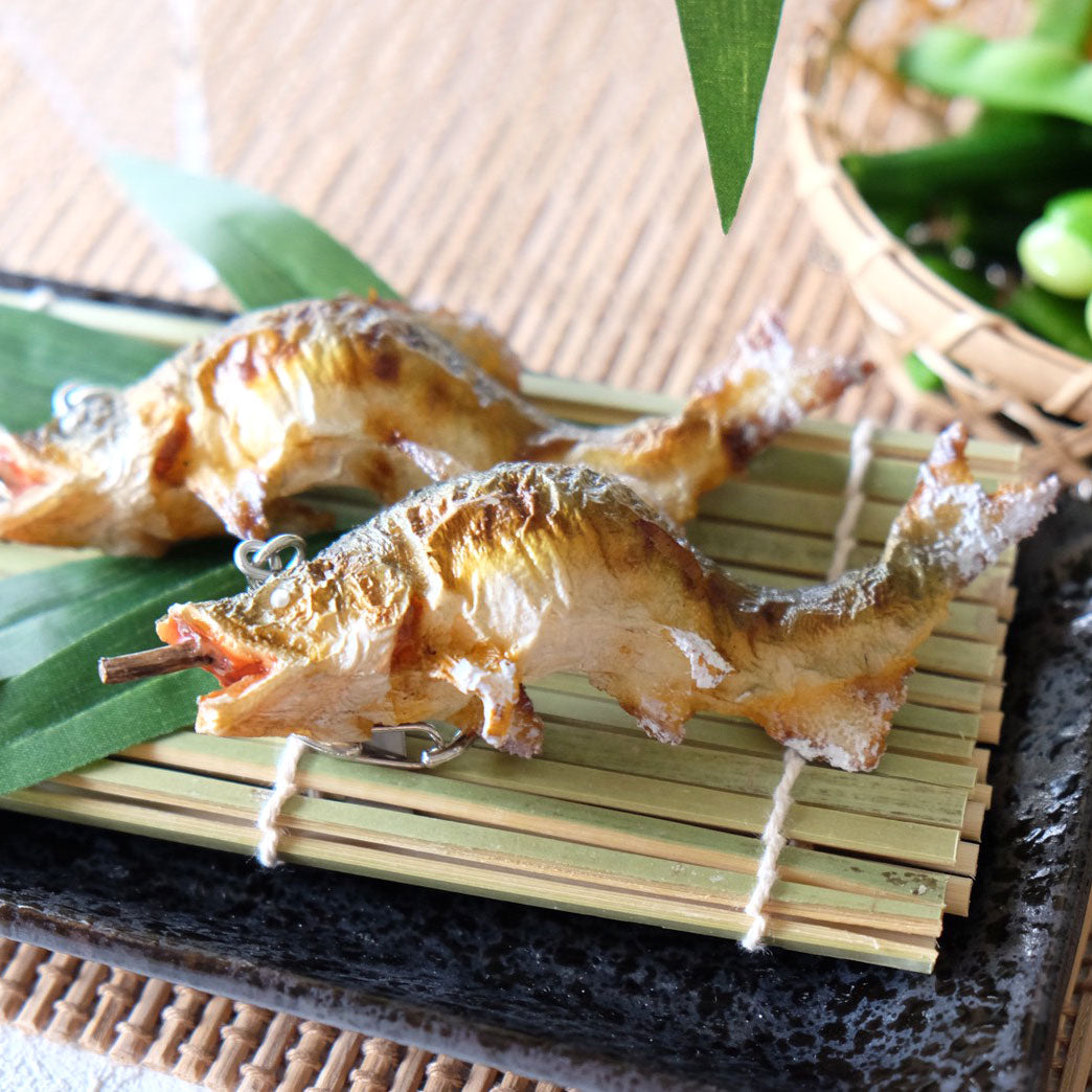 これは元祖食品サンプル屋「キーリング 鮎の塩焼き」の皿の上に置いた商品イメージ画像です。