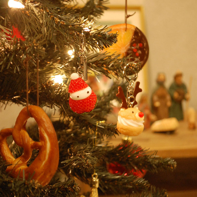 これは元祖食品サンプル屋【クリスマス限定】キーリング　サンタクロースイチゴのツリーにつけたイメージ写真です。