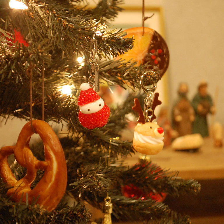 これは元祖食品サンプル屋【クリスマス限定】キーリング　トナカイシュークリームのツリーにつけたイメージ写真です。