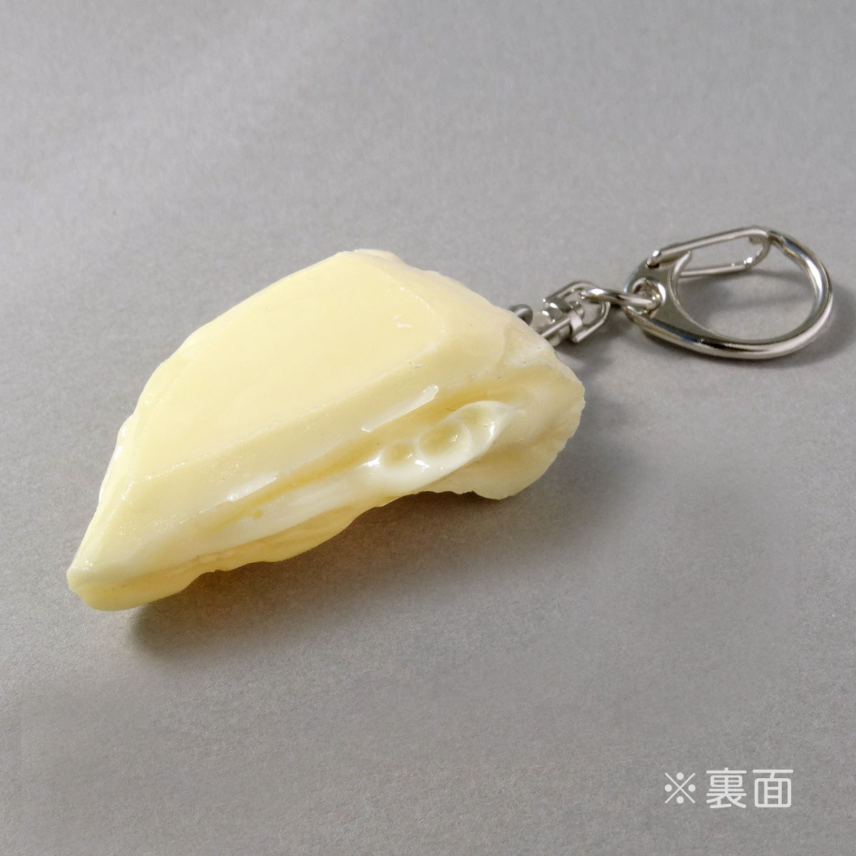 食品サンプル(IWASAKI)「カマンベールチーズのキーリング 」の裏面の商品画像です。