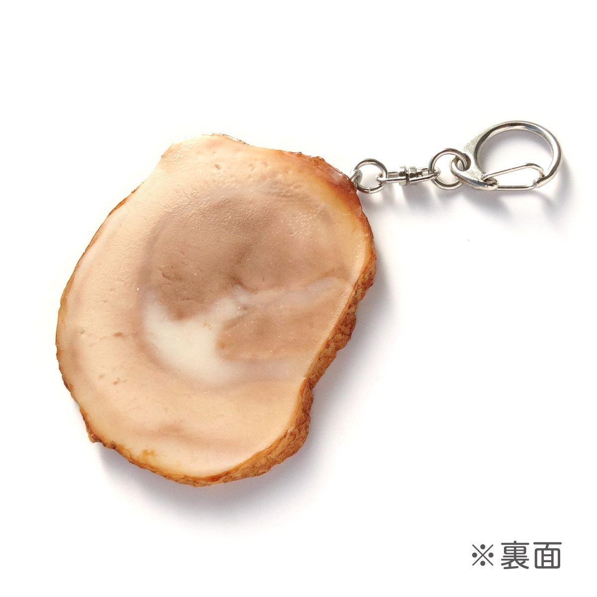これは 食品サンプル(IWASAKI)「チャーシューのキーリング 」の裏面の商品画像です。