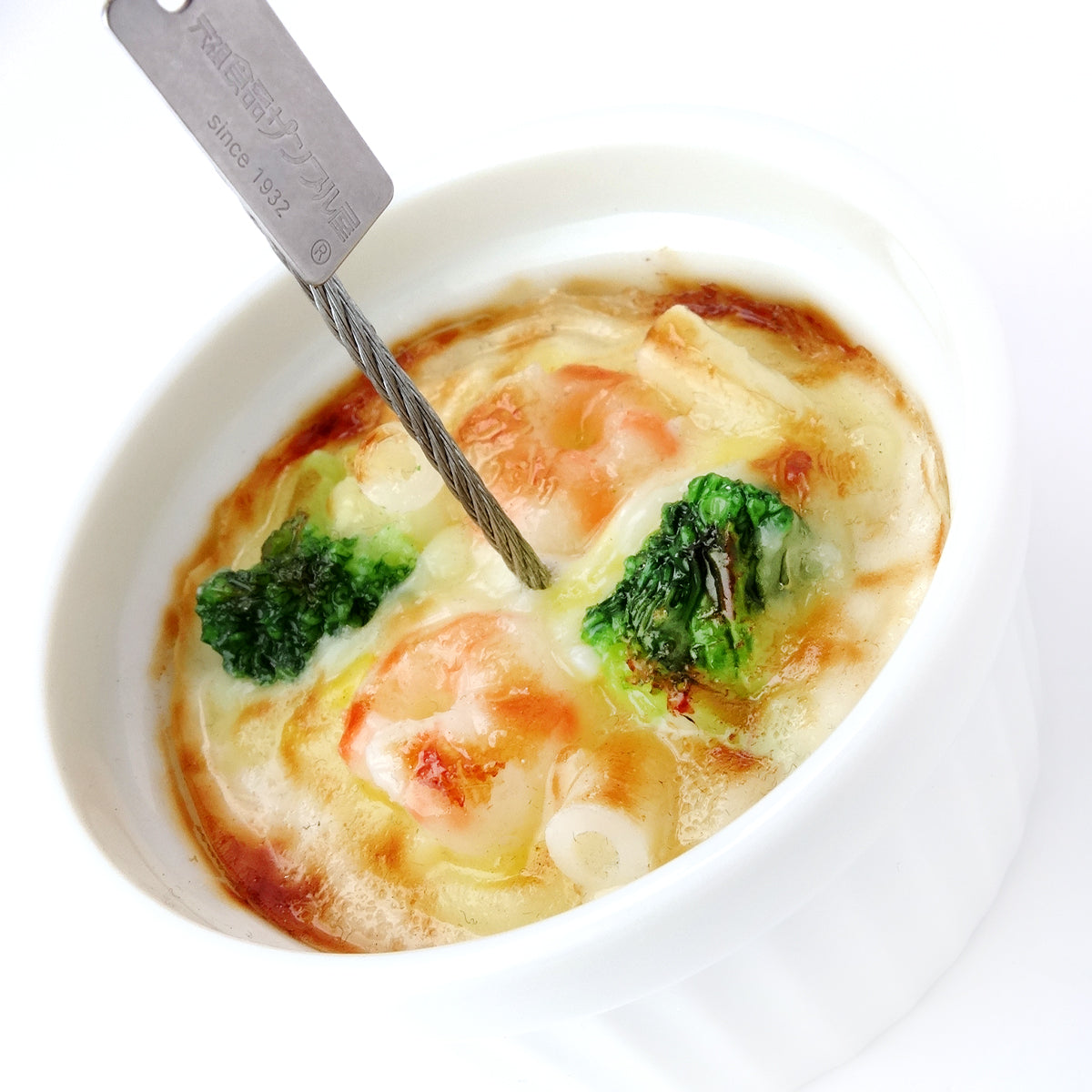 これは元祖食品サンプル屋の「グラタン クリップ」の商品アップ画像です。