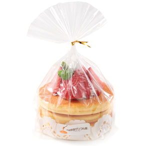 これは元祖食品サンプル屋の「パンケーキ小物入れ イチゴ」の商品パッケージ画像です。