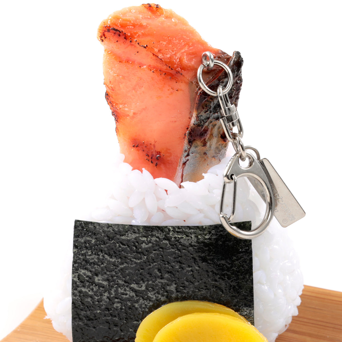 これは元祖食品サンプル屋の「おでかけおにぎり鮭」の鮭のキーリングの商品写真です。