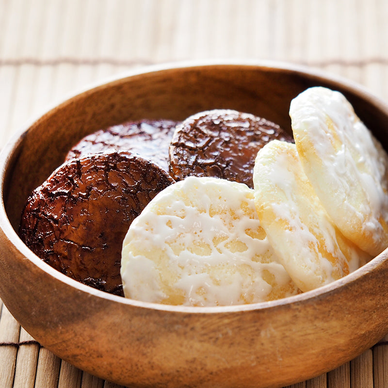 これは元祖食品サンプル屋「煎餅ミラー(和三盆)」の木のお皿にのせた商品イメージ画像です。