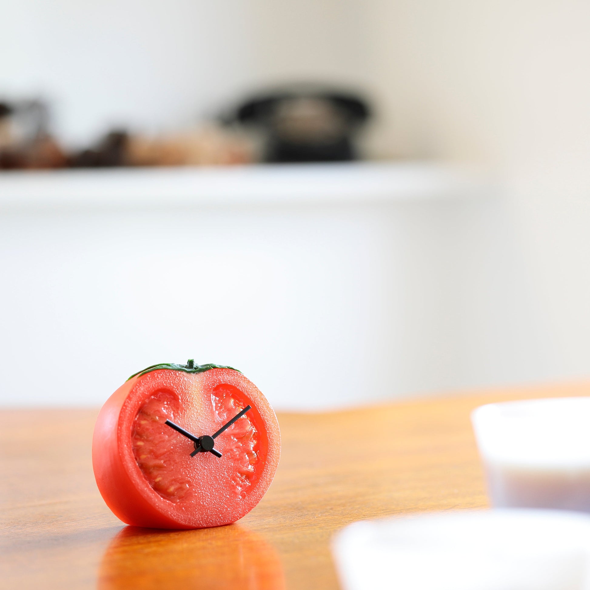 これは元祖食品サンプル屋「Replica Food Clock  トマト」のテーブルの上に置いたイメージ写真です。
