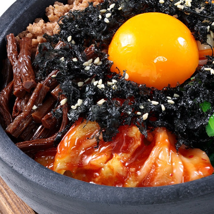 韓国料理の定番「ビビンバ」の食品サンプルの商品画像です。キムチ、ナムル、ひき肉、ほうれん草、卵黄がのっています。