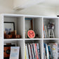 これは元祖食品サンプル屋「Replica Food Clock スイカ 」の棚に置いたイメージ写真です。