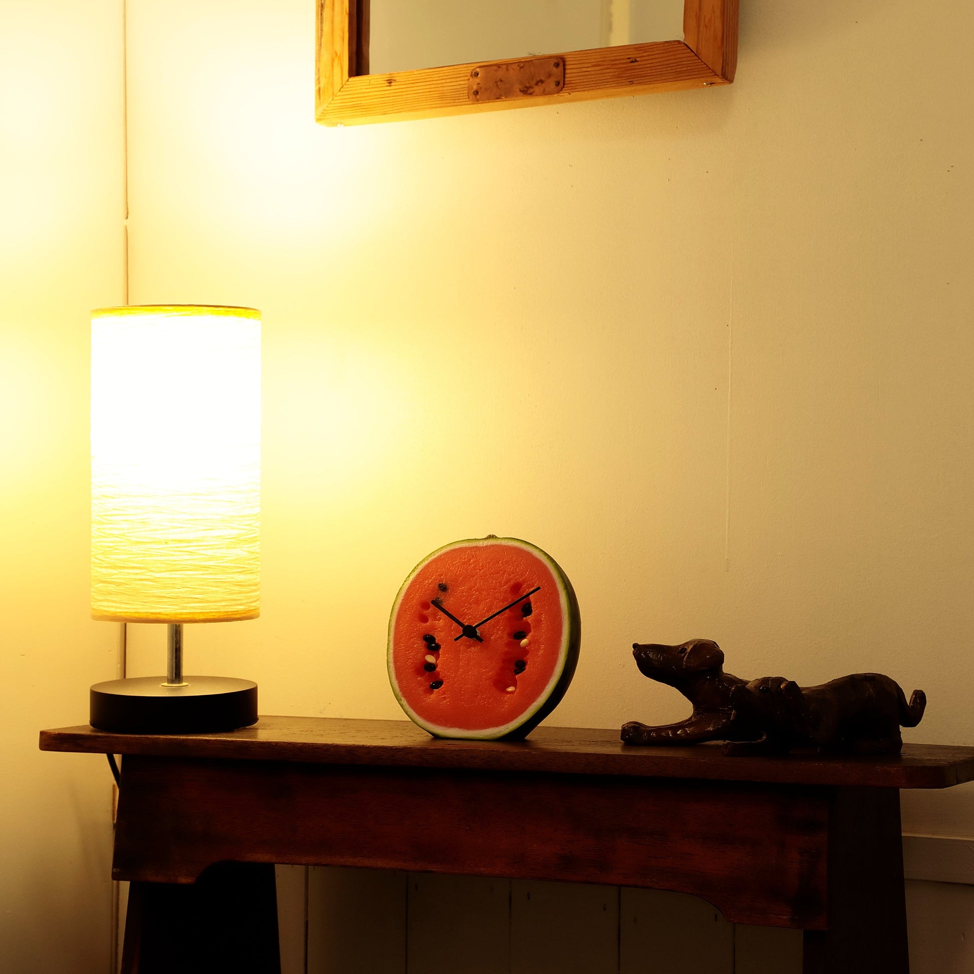 これは元祖食品サンプル屋「Replica Food Clock スイカ 」の夜の部屋に置いたイメージ写真です。
