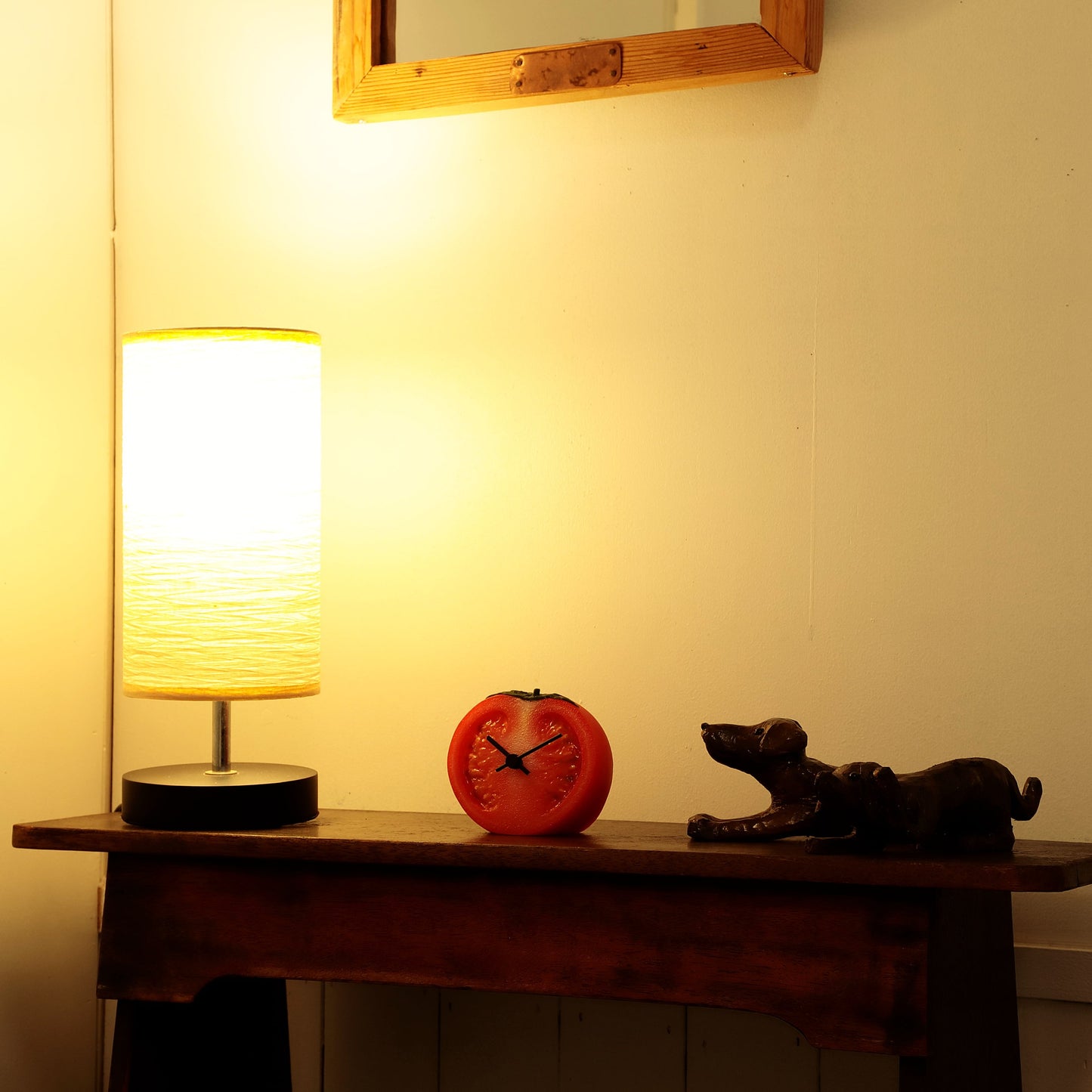 これは元祖食品サンプル屋「Replica Food Clock  トマト」の夜の部屋に置いたイメージ写真です。