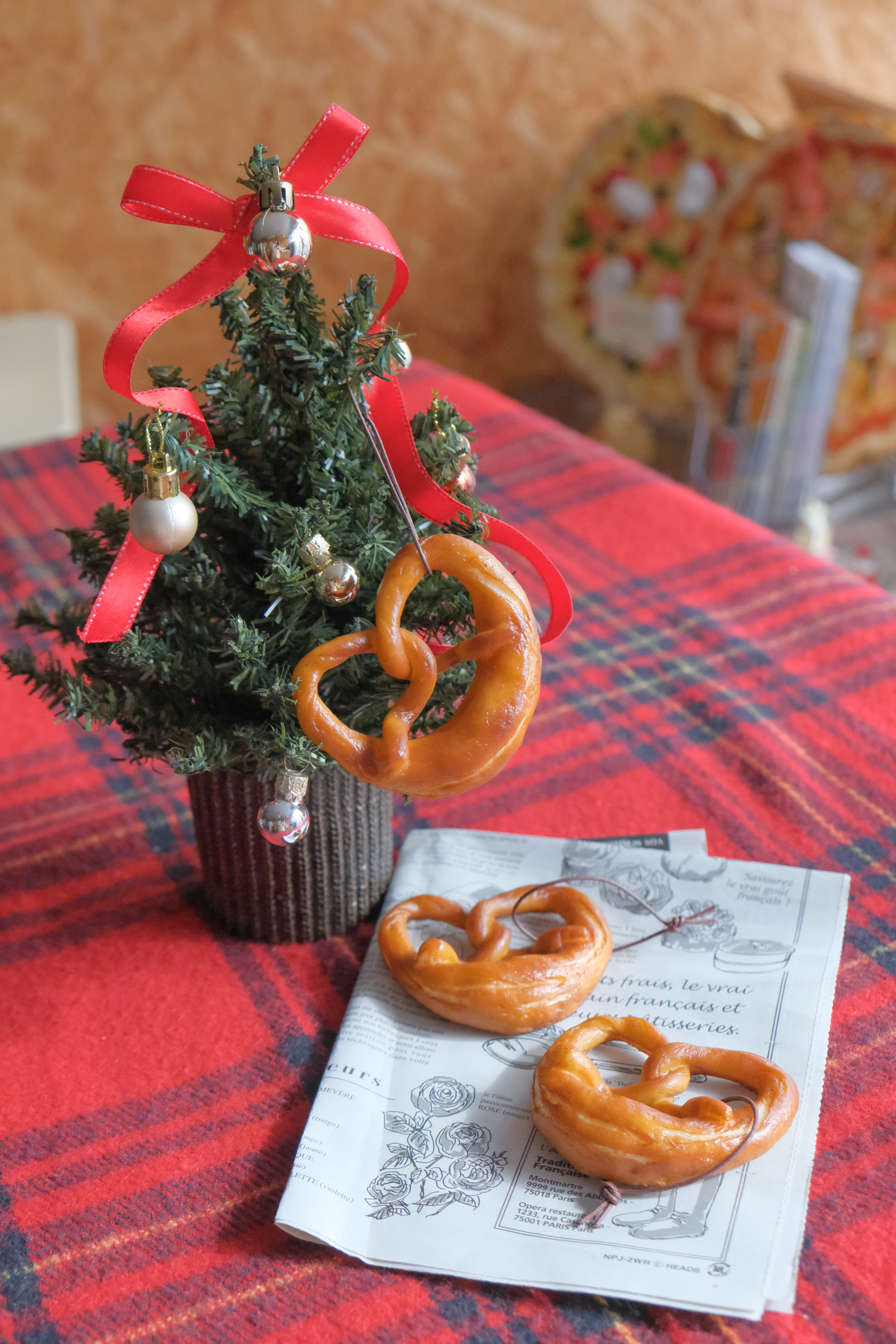 これは元祖食品サンプル屋【クリスマス限定】ヨーロッパ菓子のオーナメントプレッツェルの使用イメージ写真です。