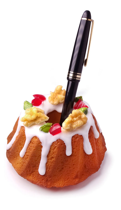 これは元祖食品サンプル屋【クリスマス限定】クグロフのペン立ての使用イメージ画像です。
